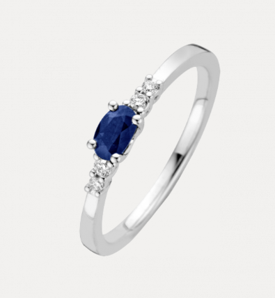 14 KARAAT WITGOUDEN RING MET BRILJANT EN BLAUW SAFFIER MODEL SARCA.
Wit gouden Briljant ring SARCA heeft 0.06 crt. H/Si briljant en een saffier van 0.38 crt. Dit geeft de ring Koninklijke allure.